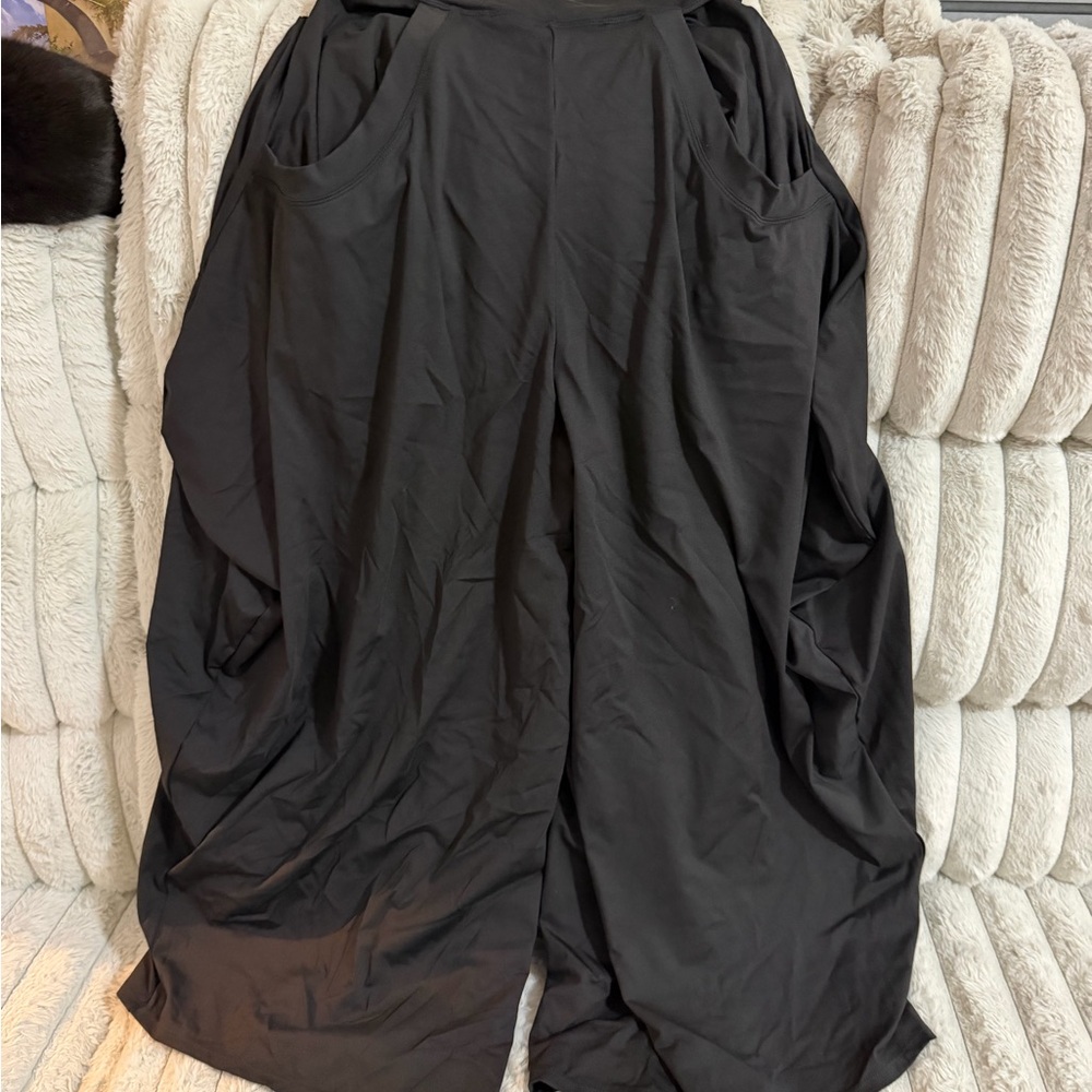 HALARA Black Wide Leg multi pocket harem pants. NWT